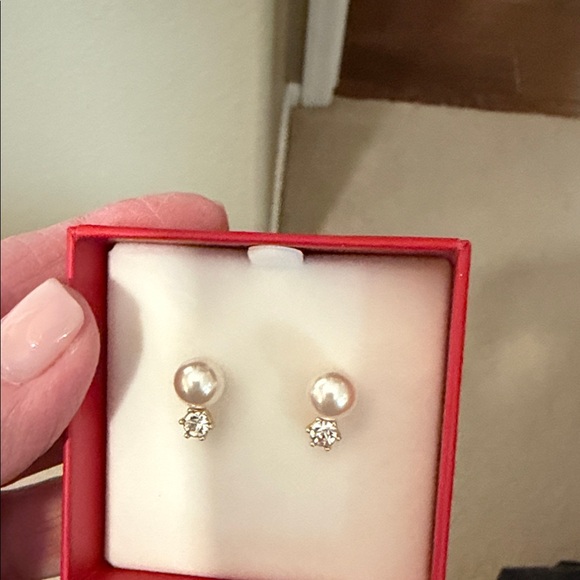 Elegant Pearl and Rhinestone Stud Earrings - Picture 2 of 4
